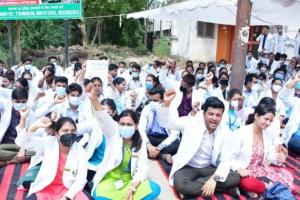 बाराबंकी: छात्र-छात्राओं ने मेडिकल कॉलेज प्रशासन पर लगाए गंभीर आरोप, छात्रों का अनिश्चितकालीन धरना शुरू