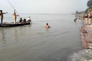 फर्रुखाबाद: गंगा दशहरा में स्नान करते समय डूबे दो युवक, गोताखोरों ने एक की बचाई जान, एक की मौत
