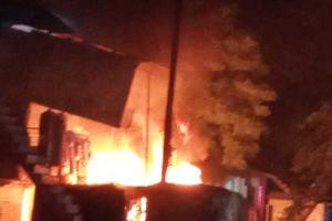 बाराबंकी : मारुति वैन में गैस रिफिलिंग करते समय लगी आग, एक झुलसा
