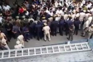 उदयपुर हत्याकांड: कोर्ट पहुंचे कन्हैयालाल के हत्यारे, वकीलों ने लगा दिए ये नारे, देखें Video