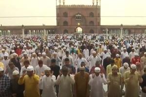 Eid al-Adha: देशभर में धूमधाम से मनाया जा रहा बकरीद का त्योहार, लखनऊ में धारा 144 लागू, देखें Video