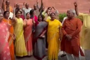 Video: BJP सांसदों का संसद में विरोध प्रदर्शन, कांग्रेस नेता अधीर रंजन चौधरी ने की थी राष्ट्रपति द्रौपदी मुर्मू पर टिप्पणी