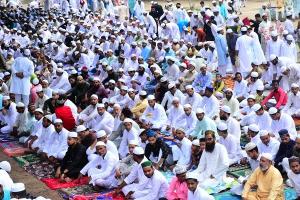 मुरादाबाद : ईद-उल-अजहा की नमाज शांतिपूर्ण संम्पन्न, गले मिलकर दी बधाई