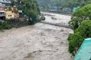 पिथौरागढ़ में भारी बारिश, चेतावनी निशान से ऊपर बह रही काली नदी