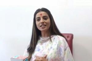 गोरखपुर : भोजपुरी अभिनेत्री अक्षरा ने किए बाबा गोरखनाथ के दर्शन, सीएम योगी की तारीफ में कही यह बात