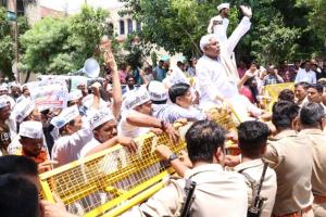 शाहजहांपुर: आटा-दाल पर भी महंगाई के विरोध में आप कार्यकर्ताओं ने सड़कों पर किया प्रदर्शन, पुलिस को लगानी पड़ी बैरिकेडिंग