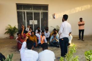 गोरखपुर : एबीवीपी ने की परीक्षा आयोजित करने की मांग, कुलपति को सौंपा ज्ञापन