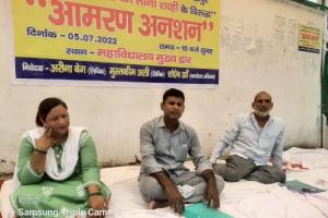 गोरखपुर : अपर नगर मजिस्ट्रेट के आश्वासन के बाद समाप्त हुआ कॉलेज कर्मियों का आमरण अनशन