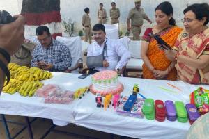 शाहजहांपुर: बैरक में कटा केक, महिलाओं ने मंगलगीत गाकर किया नृत्य