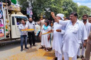 बरेलीः बहेड़ी में मुस्लिम समाज के लोगों ने कांवड़ियों पर फूलों की बारिश कर दिया भाईचारे का संदेश