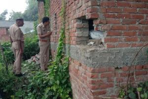 लखीमपुर-खीरी: पुलिस गश्त करती रही चोर खंगालते रहे दुकान और मकान