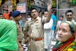 मथुरा: नवागत एसएसपी ने बांके बिहारी मंदिर की सुरक्षा व्यवस्था परखी