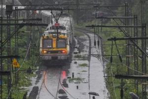 मुंबई में लगातार चौथे दिन भारी बारिश, लोकल ट्रेन सेवाओं में देरी