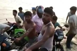जलालाबाद: रामगंगा में ओवरलोड हुई नाव पलटी, हादसा बचा