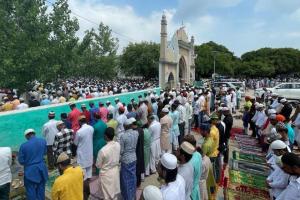बरेली: मस्जिदों में अदा की गई ईद-उल-अजहा की नमाज, घरों में कुर्बानी का सिलसिला जारी