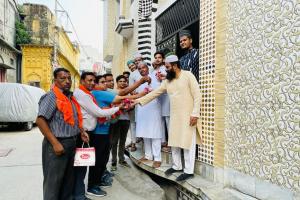 बरेली: हिंदू समाज के लोगों ने नमाजियों को दिए गुलाब