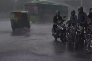 दिल्ली में बदला मौसम का मिजाज, गर्मी से मिली राहत, कई इलाकों में तेज बारिश