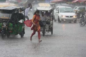 दिल्ली-NCR में झमाझम बारिश, लोगों को उमस से मिली राहत, गाड़ियों की थमी रफ्तार