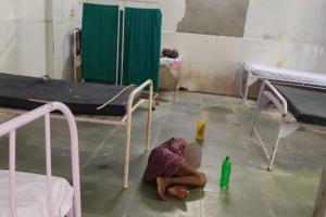 बरेली: अधिकारी गोद ले रहे मरीज, टीबी वार्ड में अव्यवस्थाओं का अंबार