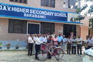 बाराबंकी : छात्रा की पढ़ाई जारी रखने को संस्था ने दी साइकिल