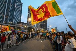 Sri Lanka Crisis : कर्ज के बोझ से बिगड़े हालात, तब डूबी श्रीलंका सरकार की नांव
