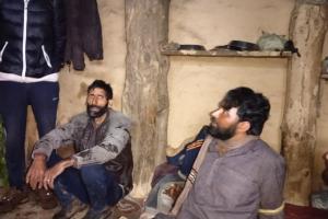 जम्मू-कश्मीर : गांव वालों ने लश्कर के दो आतंकियों को हथियारों के साथ पकड़ा, मिलेगा 5 लाख रुपए इनाम