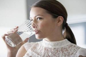 गर्म पानी पीने के हैं कई फायदे, अच्छी सेहत और पाचन में होता है मददगार