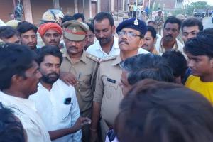 हरदोई : परिजनों ने ग्रामीणों के साथ शव रखकर सड़क पर लगाया जाम, नामजद एफआईआर की मांग