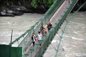 उत्तराखंड: भारत नेपाल को जोड़ने वाला अंतरराष्ट्रीय झूला पुल क्षतिग्रस्त, ट्रैफिक रोका