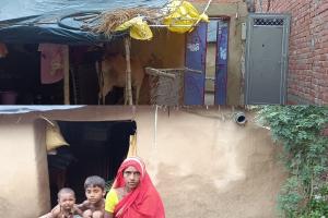 हरदोई: PM आवास योजना के लाभार्थियों को नहीं मिला आवास, जिंदगी त्रिपाल के नीचे काटने को हुई विवश