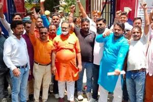 लखीमपुर-खीरी: काली फिल्म पर भड़के हिंदू संगठन, कोतवाली सदर गेट पर किया प्रदर्शन