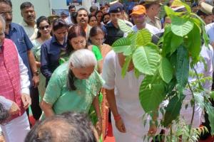 लखनऊ : राज्यपाल ने पौधरोपण कर दिया संदेश, बोलीं – हर नागरिक लगाए पांच पौधे