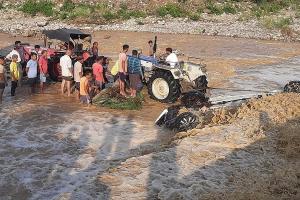हल्द्वानी: बड़ा हादसा – पानी के तेज बहाव में बही कार, 9 लोगों की मौत