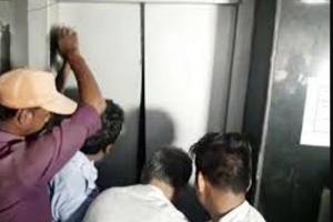 ठाणे में इमारत की लिफ्ट में फंसे सात लोगों को बचाया गया