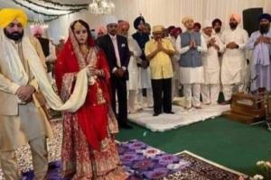 CM भगवंत मान के विवाह में दिल्ली के CM अरविंद केजरीवाल ने पिता की रस्में निभाईं