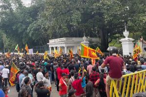Sri Lanka Crisis : दो महीने में चौथे मंत्री का इस्तीफा, श्रीलंकाई सेना प्रमुख ने की शांति की अपील