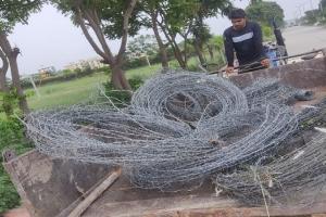 रामपुर : राजस्व विभाग की टीम ने हटाई जौहर विवि में कंटीले तारों की बाड़