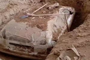 Afghanistan: तालिबान ने खोद निकाली अपने संस्थापक मुल्ला उमर की कार, 21 साल पहले जमीन में की थी दफन