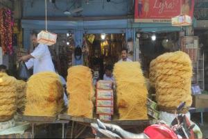 सीतापुर: बाजार में तपिश और भाव की मार, सेवईं की दुकानों पर पसरा सन्नाटा