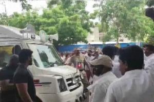 AIADMK Clash: तमिलनाडु सरकार ने अन्नाद्रमुक के मुख्यालय को किया सील