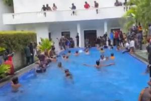 Sri Lanka Crisis: पूल में मस्‍ती, बेड पर उछलकूद… देखिए प्रदर्शनकारियों का वीडियो