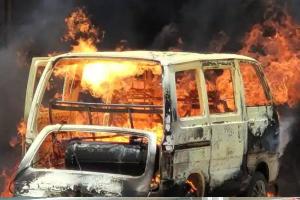 बस्‍ती: अचानक आग का गोला बनी कार, भागकर लोगों ने बचाई जान