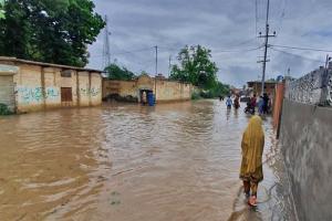 पाकिस्तान में लगातार बारिश से अचानक आई बाढ़, 312 लोगों की मौत
