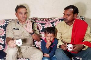 एडीजी जोन गोरखपुर की नई पहल: पुलिस अधिकारी अब चौकीदारों के घर जाकर पिएंगे चाय