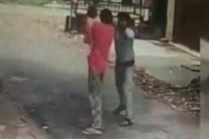 Video: घर के बाहर टहलती दारोगा की पत्नी से चेन स्नेचिंग, सपा का तंज- बेखौफ लुटेरों ने छीना महिलाओं का सुख-चैन