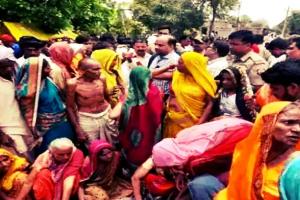 प्रयागराज: करंट की चपेट में आने से तीन लोगों की मौत, ग्रामीणों ने किया सड़क जाम