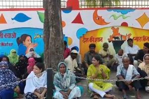 बहराइच: सफाई और जलभराव की समस्या को लेकर मोहल्लेवासियों ने नगर पालिका परिषद पर दिया धरना