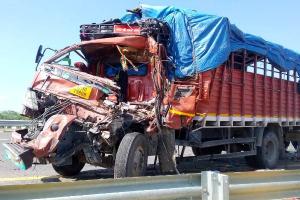 सुल्तानपुर: खड़ी ट्रक में डीसीएम ने पीछे से मारी टक्कर, क्लीनर की मौत, चालक गंभीर