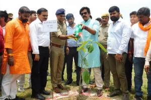 गोरखपुर: सांसद रवि किशन व एडीजी जोन ने किया पौधरोपण, पर्यावरण संरक्षण की अपील