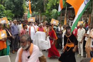 लखनऊ: द्रोपदी मुर्मू के राष्ट्रपति बनने पर लोगों ने जताई खुशी, हाथ में तिरंगा लेकर सड़कों पर उतरे लोग